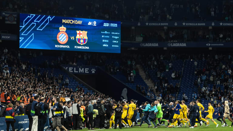 Ultras de Espanyol corren al Barcelona de su cancha por festejar campeonato